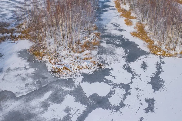 从空中俯瞰冬季积雪覆盖的森林和结冰的湖面被无人驾驶飞机捕获 — 图库照片