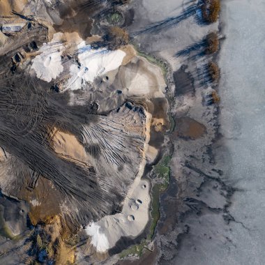 Havadan görünümü bozulmuş manzara. Yok edilen arazi. Yukarıdan görüntüleyin. Endüstriyel yer. Drone ile çekilen fotoğraf.