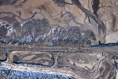 Havadan görünümü bozulmuş manzara. Yok edilen arazi. Yukarıdan görüntüleyin. Endüstriyel yer. Drone ile çekilen fotoğraf.