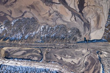 Havadan görünümü bozulmuş manzara. Yok edilen arazi. Yukarıdan görüntüleyin. Endüstriyel yer. Drone ile çekilen fotoğraf.