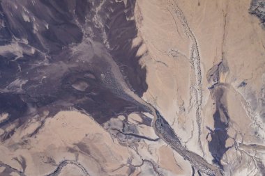 Havadan görünümü bozulmuş manzara. Yok edilen arazi. Yukarıdan görüntüleyin. Endüstriyel yer. Drone ile çekilen fotoğraf.