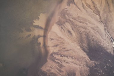 Havadan görünümü bozulmuş manzara. Yok edilen arazi. Yukarıdan görüntüleyin. Endüstriyel yer. Drone ile çekilen fotoğraf.