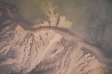 Havadan görünümü bozulmuş manzara. Yok edilen arazi. Yukarıdan görüntüleyin. Endüstriyel yer. Drone ile çekilen fotoğraf.