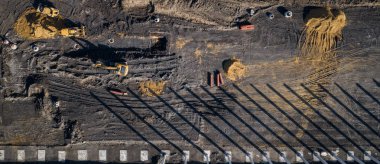 Havadan görünümü. İnşaat alanına yukarıdan vurdu. Endüstriyel yer. Drone ile çekilen fotoğraf.