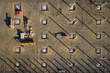 Havadan görünümü. İnşaat alanına yukarıdan vurdu. Endüstriyel yer. Drone ile çekilen fotoğraf.