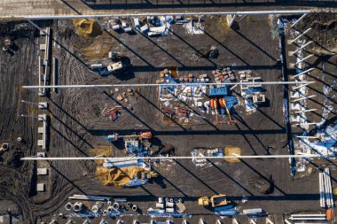 Havadan görünümü. İnşaat alanına yukarıdan vurdu. Endüstriyel yer. Drone ile çekilen fotoğraf.