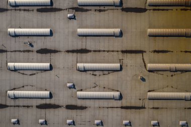 Ücretlendirme ambar çatı yukarıdan. Drone ile çekilen fotoğraf.