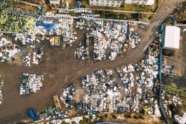 Depolama atık depolama için. Yukarıdan görüntüleyin. Açık çöp havadan görünümü. Çevre kirliliği.