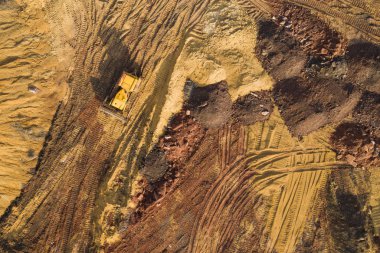 Havadan görünümü kum sandpit ve Fabrika bitki üretim malzemeleri İnşaat Sanayi için. Üstten Görünüm endüstriyel yer. Drone ile çekilen fotoğraf.