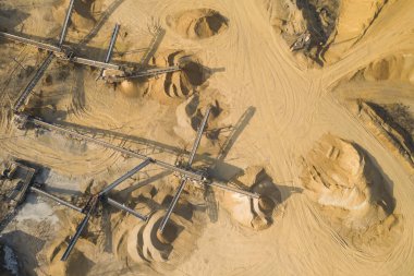 Havadan görünümü kum sandpit ve Fabrika bitki üretim malzemeleri İnşaat Sanayi için. Üstten Görünüm endüstriyel yer. Drone ile çekilen fotoğraf.