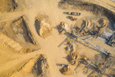 Havadan görünümü kum sandpit ve Fabrika bitki üretim malzemeleri İnşaat Sanayi için. Üstten Görünüm endüstriyel yer. Drone ile çekilen fotoğraf.