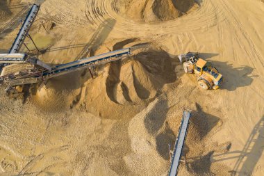 Havadan görünümü kum sandpit ve Fabrika bitki üretim malzemeleri İnşaat Sanayi için. Üstten Görünüm endüstriyel yer. Drone ile çekilen fotoğraf.