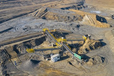 Havadan görünümü kum sandpit ve Fabrika bitki üretim malzemeleri İnşaat Sanayi için. Üstten Görünüm endüstriyel yer. Drone ile çekilen fotoğraf.