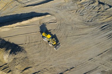 Havadan görünümü ekskavatör ve İnşaat ekipmanları. Makine ve maden Ocak donatım yukarıdan. Üstten Görünüm endüstriyel yer. Drone ile çekilen fotoğraf.
