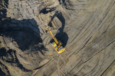Havadan görünümü ekskavatör ve İnşaat ekipmanları. Makine ve maden Ocak donatım yukarıdan. Üstten Görünüm endüstriyel yer. Drone ile çekilen fotoğraf.
