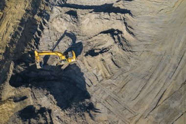 Havadan görünümü ekskavatör ve İnşaat ekipmanları. Makine ve maden Ocak donatım yukarıdan. Üstten Görünüm endüstriyel yer. Drone ile çekilen fotoğraf.