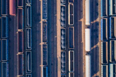 Tren istasyonu havadan görünümü renkli yük trenlerinin. Vagonlar mal demiryolu ile. Ağır sanayi. Trenler ile endüstriyel kavramsal sahne. Üstten Görünüm. Drone ile çekilen fotoğraf.