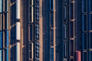 Tren istasyonu havadan görünümü renkli yük trenlerinin. Vagonlar mal demiryolu ile. Ağır sanayi. Trenler ile endüstriyel kavramsal sahne. Üstten Görünüm. Drone ile çekilen fotoğraf.