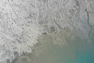 Havadan görünümü bozulmuş manzara. Yok edilen arazi. Yukarıdan görüntüleyin. Endüstriyel yer. Drone ile çekilen fotoğraf.