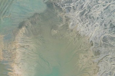 Havadan görünümü bozulmuş manzara. Yok edilen arazi. Yukarıdan görüntüleyin. Endüstriyel yer. Drone ile çekilen fotoğraf.