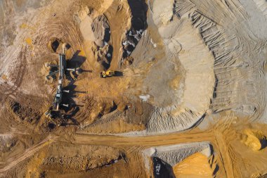 Havadan görünümü kum sandpit ve Fabrika bitki üretim malzemeleri İnşaat Sanayi için. Üstten Görünüm endüstriyel yer. Drone ile çekilen fotoğraf.