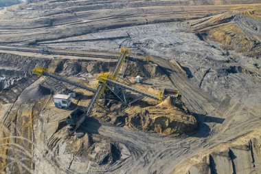 Havadan görünümü kum sandpit ve Fabrika bitki üretim malzemeleri İnşaat Sanayi için. Üstten Görünüm endüstriyel yer. Drone ile çekilen fotoğraf.
