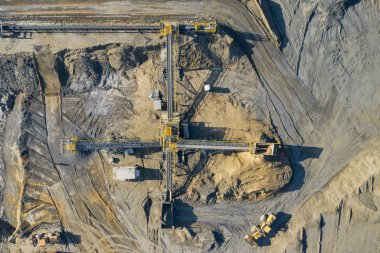 Havadan görünümü kum sandpit ve Fabrika bitki üretim malzemeleri İnşaat Sanayi için. Üstten Görünüm endüstriyel yer. Drone ile çekilen fotoğraf.