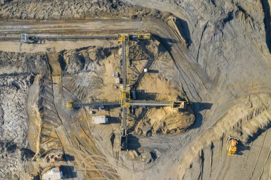 Havadan görünümü kum sandpit ve Fabrika bitki üretim malzemeleri İnşaat Sanayi için. Üstten Görünüm endüstriyel yer. Drone ile çekilen fotoğraf.