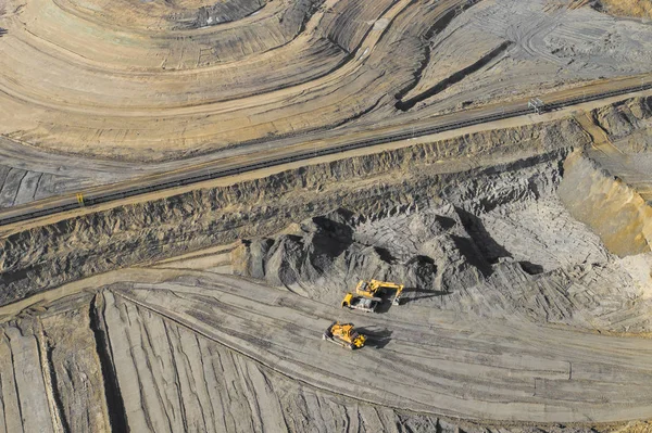 Havadan görünümü ekskavatör ve İnşaat ekipmanları. Makine ve maden Ocak donatım yukarıdan. Üstten Görünüm endüstriyel yer. Drone ile çekilen fotoğraf.