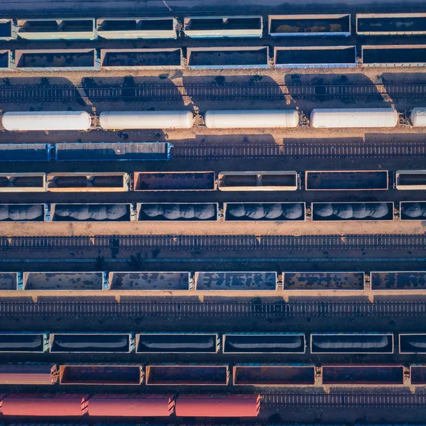 火车站上五颜六色的货运列车鸟图 铁路上有货物的货车 重工业 工业概念场景与火车 顶部视图 用无人机拍摄的照片 — 图库照片