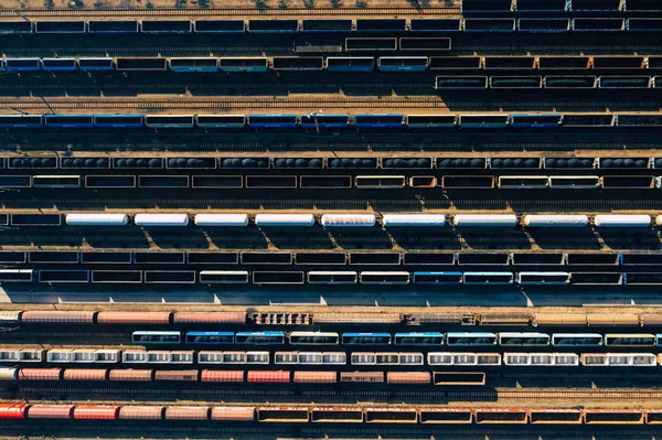 Widok Lotu Ptaka Kolorowe Pociągów Towarowych Stacji Kolejowej Wagonów Towarami — Zdjęcie stockowe