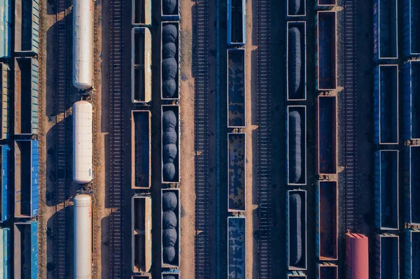 Letecký Pohled Barevné Nákladních Vlaků Nádraží Vozy Zboží Železnici Těžký — Stock fotografie