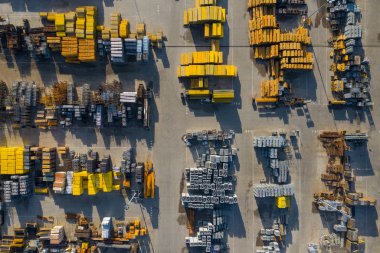 Havadan görünümü bir depolama yer. İnşaat malzemeleri sanayi kenti bölgesinde yukarıdan. Üstten Görünüm. Drone ile çekilen fotoğraf.