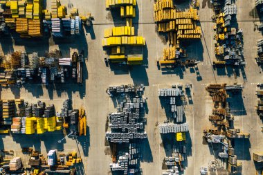 Havadan görünümü bir depolama yer. İnşaat malzemeleri sanayi kenti bölgesinde yukarıdan. Üstten Görünüm. Drone ile çekilen fotoğraf.