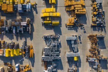 Havadan görünümü bir depolama yer. İnşaat malzemeleri sanayi kenti bölgesinde yukarıdan. Üstten Görünüm. Drone ile çekilen fotoğraf.