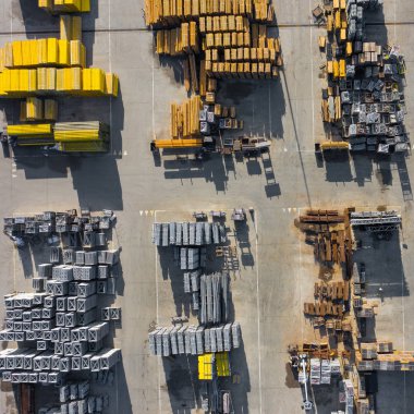 Havadan görünümü bir depolama yer. İnşaat malzemeleri sanayi kenti bölgesinde yukarıdan. Üstten Görünüm. Drone ile çekilen fotoğraf.