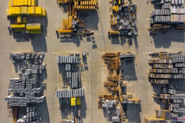 Havadan görünümü bir depolama yer. İnşaat malzemeleri sanayi kenti bölgesinde yukarıdan. Üstten Görünüm. Drone ile çekilen fotoğraf.