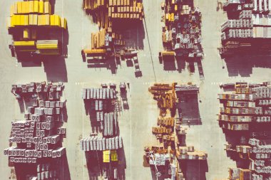 Havadan görünümü bir depolama yer. İnşaat malzemeleri sanayi kenti bölgesinde yukarıdan. Üstten Görünüm. Drone ile çekilen fotoğraf.