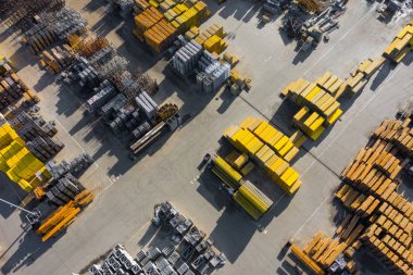 Havadan görünümü bir depolama yer. İnşaat malzemeleri sanayi kenti bölgesinde yukarıdan. Üstten Görünüm. Drone ile çekilen fotoğraf.