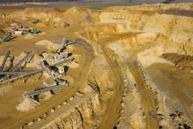 Açık döküm madencilik taş ocağı ile lots-in makine hava görünümünü. Endüstriyel yer görünümü yukarıdaki. Drone ile çekilen fotoğraf.