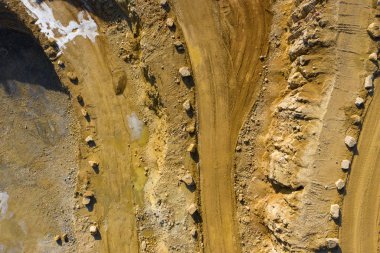 Açık döküm madencilik taş ocağı ile lots-in makine hava görünümünü. Endüstriyel yer görünümü yukarıdaki. Drone ile çekilen fotoğraf.