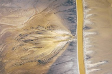 Havadan görünümü bir gerçeküstü endüstriyel yer. Çevre üzerinde insan etkisi. Yukarıdan görüntüleyin. Drone ile çekilen fotoğraf.