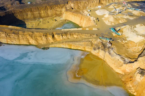 Vista Aérea Pedreira Mineração Céu Aberto Com Muitas Máquinas Vista — Fotografia de Stock