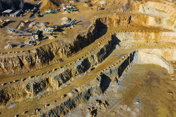 Вид с воздуха на карьер с большим количеством техники. Вид сверху на промышленное место. Фото, сделанное дроном
.
