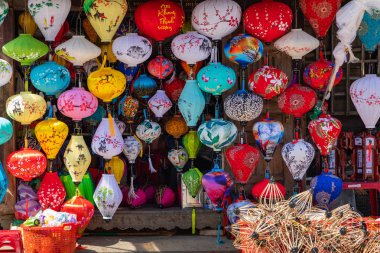 Renkli fenerler Hoi An en eski sokak ışık yaymak