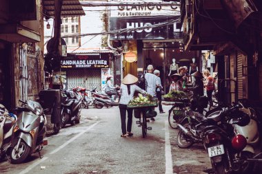 Hanoi, Vietnam - 16 Kasım 2018: Sokak satıcıları Hanoi