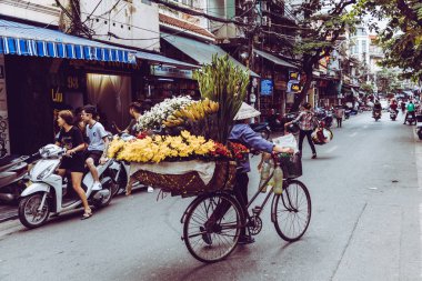 Hanoi, Vietnam - 16 Kasım 2018: Sokak satıcıları Hanoi