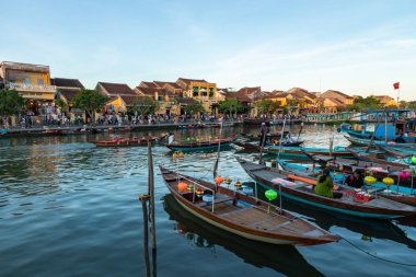 Hoi An, Vi antik mimarisi önünde geleneksel tekneler