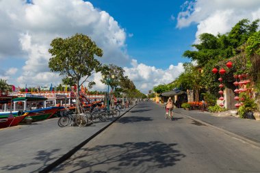 Hoi An, Vi antik mimarisi önünde geleneksel tekneler