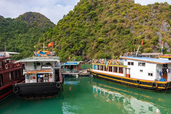 Ha Long Bay, Βιετνάμ - 13 Νοεμβρίου 2018: Halong Bay, Βιετνάμ. Π — Φωτογραφία Αρχείου